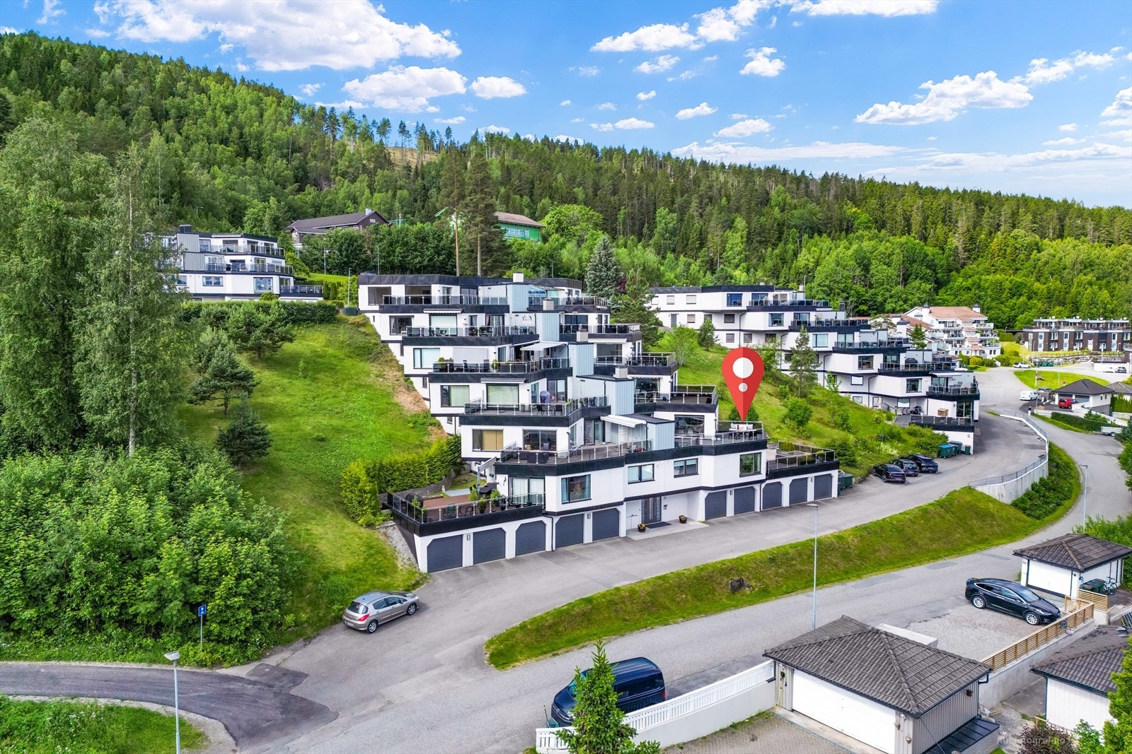Beliggende i rolige omgivelser med umiddelbar tilgang til marka, gangavstand til dagligvare og kort vei til sentrum. Galleribilde