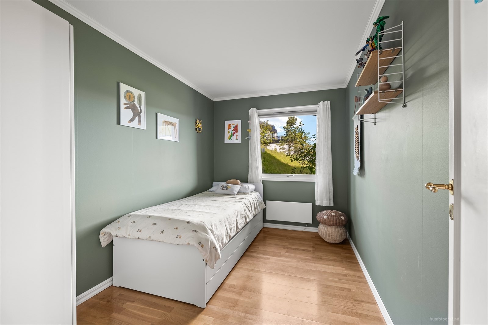 Store og gode vinduer bidrar til godt med lys og luft inn. Galleribilde