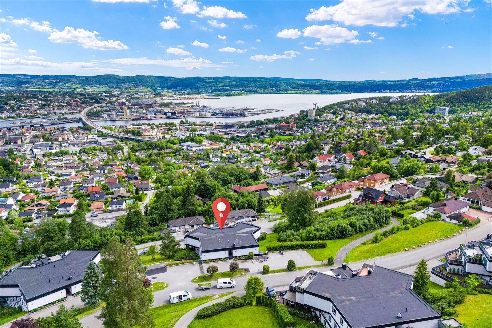Dagligvarehandelen kan gjøres blant annet ved Coop Extra og Kiwi i nærområdet Strømsø senter og Gulskogen senter dekker de fleste daglige behov. Galleribilde