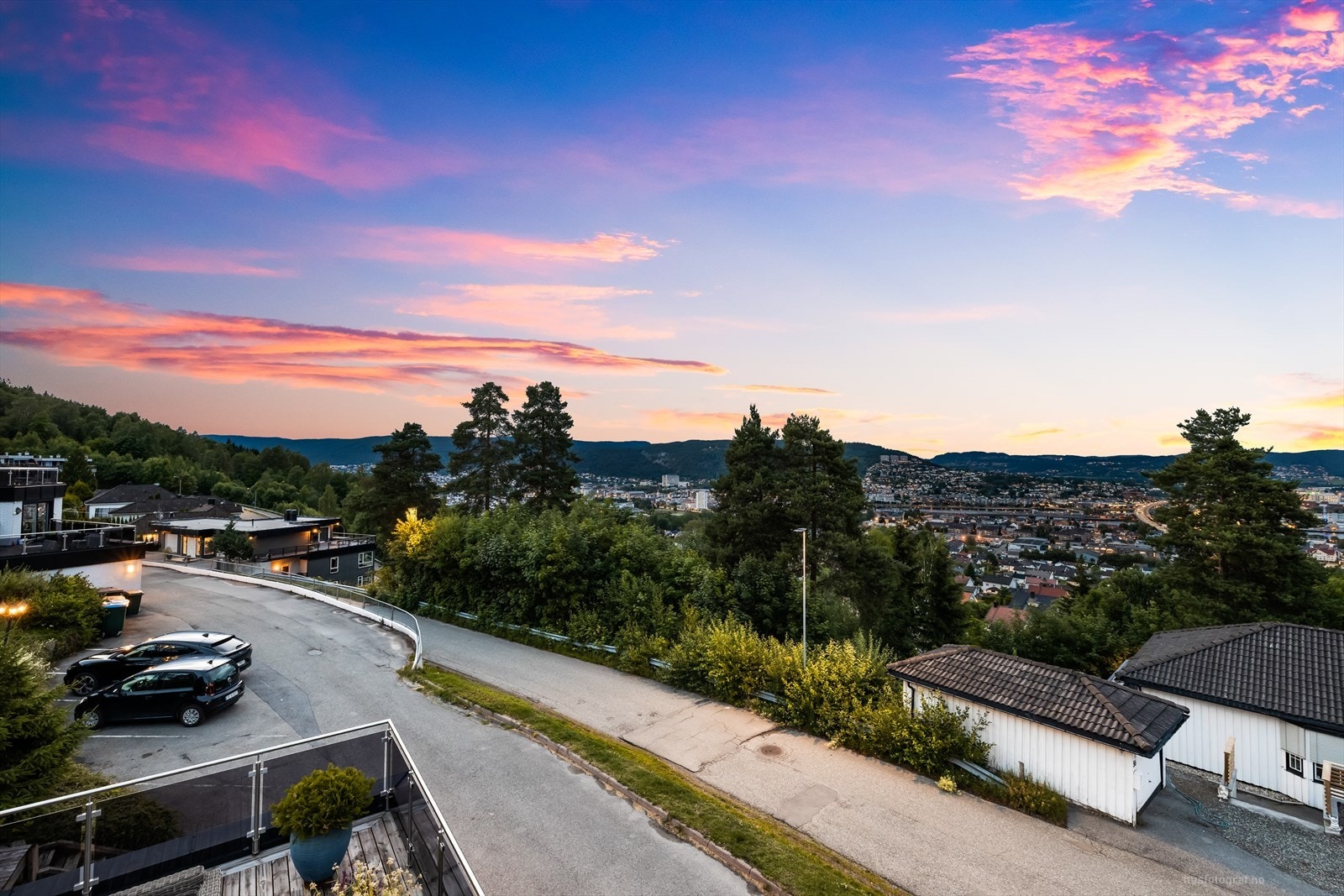 Dette er en bolig med god plass, praktiske løsninger og enestående beliggenhet. Galleribilde