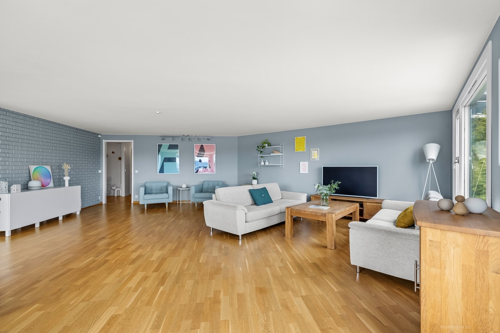 Vegger og tak er i hovedsak helsparklet og malt i lyse nyanser, pent parkettgulv, generelt stilrene detaljer gir en moderne helhet. Galleribilde