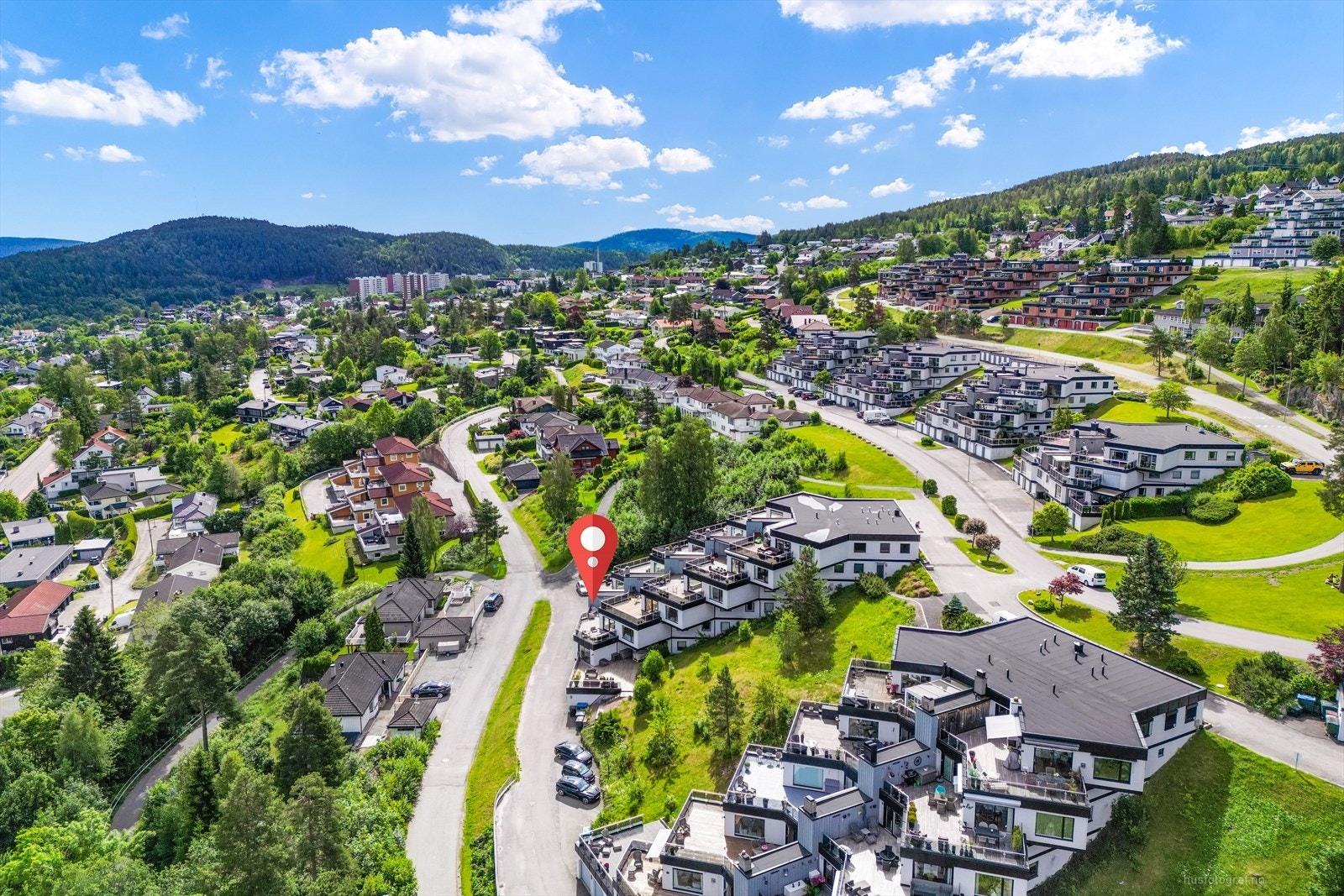 Ellers er det kort vei til fotballbane, idrettshall, skøytebane, svømmehall, tennisanlegg og treningssenter som gjør området til et attraktivt sted å bosette seg i. Galleribilde