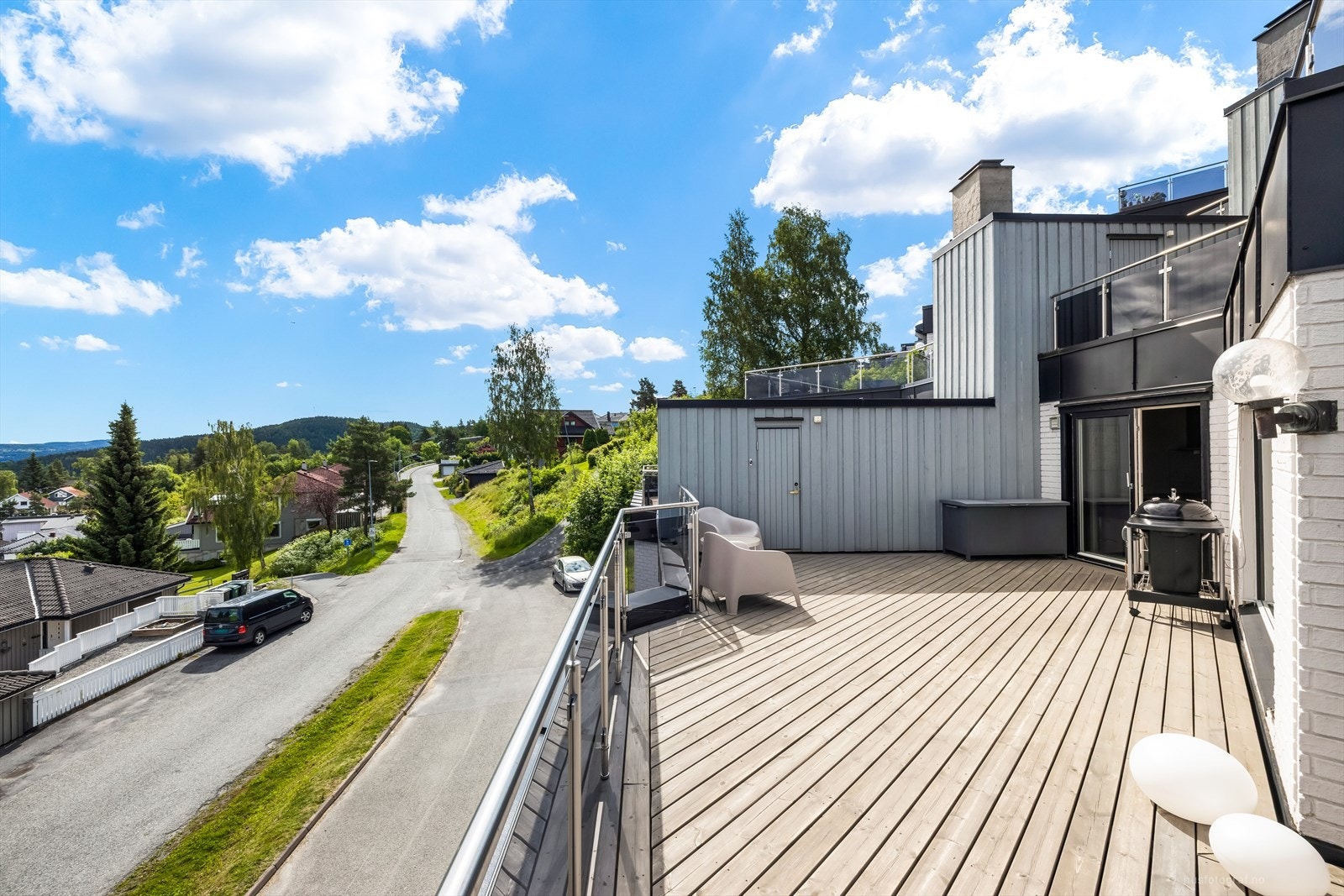 I tilknytning til terrassen finnes en praktisk bod, perfekt for lagring av puter og diverse. Galleribilde