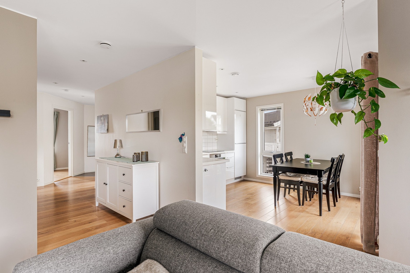 Den åpne løsningen måler hele 28,7 m², her får du rikelig med plass til både sitte- og spisegrupper. Galleribilde