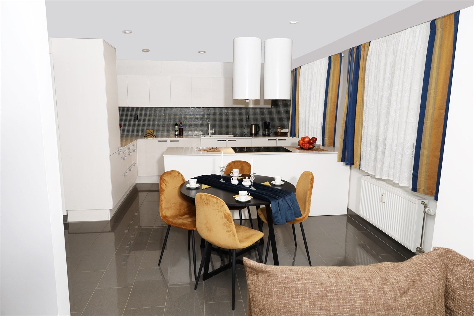 Spisegruppe tilhørende kjøkkenet i hoveddelen Galleribilde