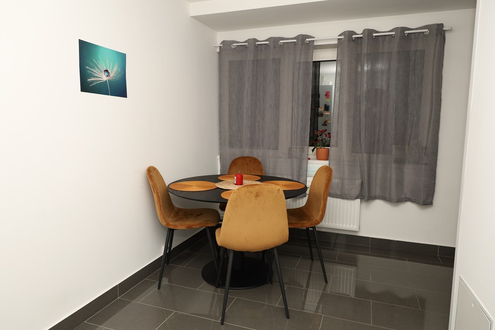 Spisegruppe tilhørende kjøkkenet i utleiedelen Galleribilde