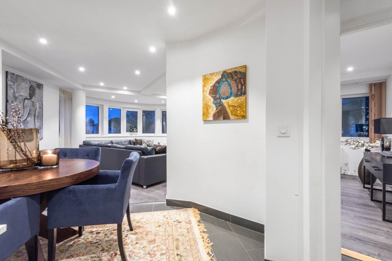 Leiligheten holder en moderne standard med riktig materialvalg og tidsriktige farger på veggene Galleribilde