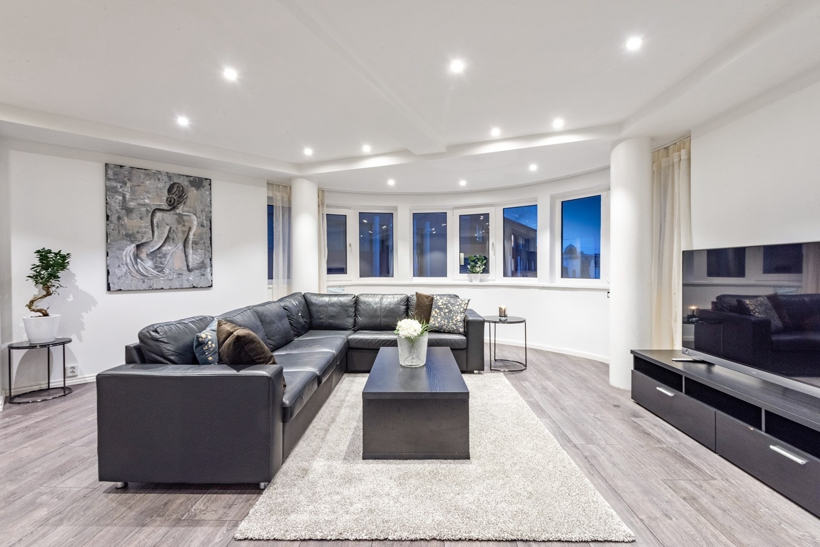 Stua er lys og luftig. Vinduene gir godt med lysinnslipp Galleribilde