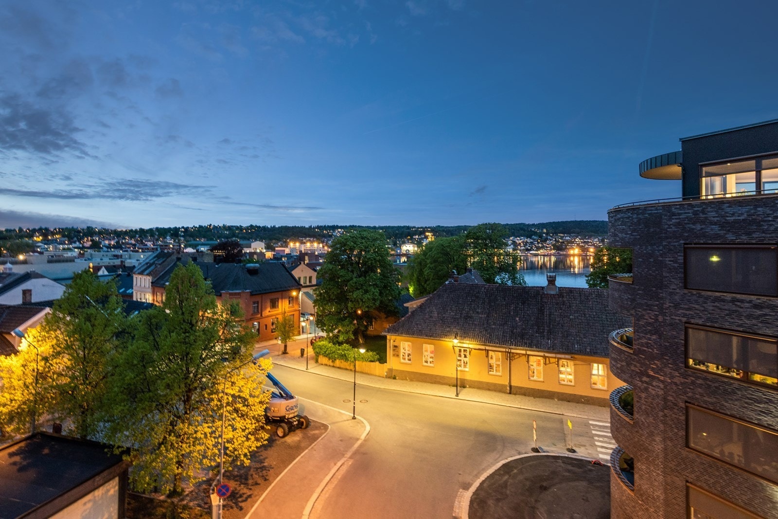 Fra utleiedelen kan du se ut over sentrumskjernen. Her ser du mot kanalen, Oslofjorden og Jeløya - Få med deg solnedgangen over Jeløya. Galleribilde