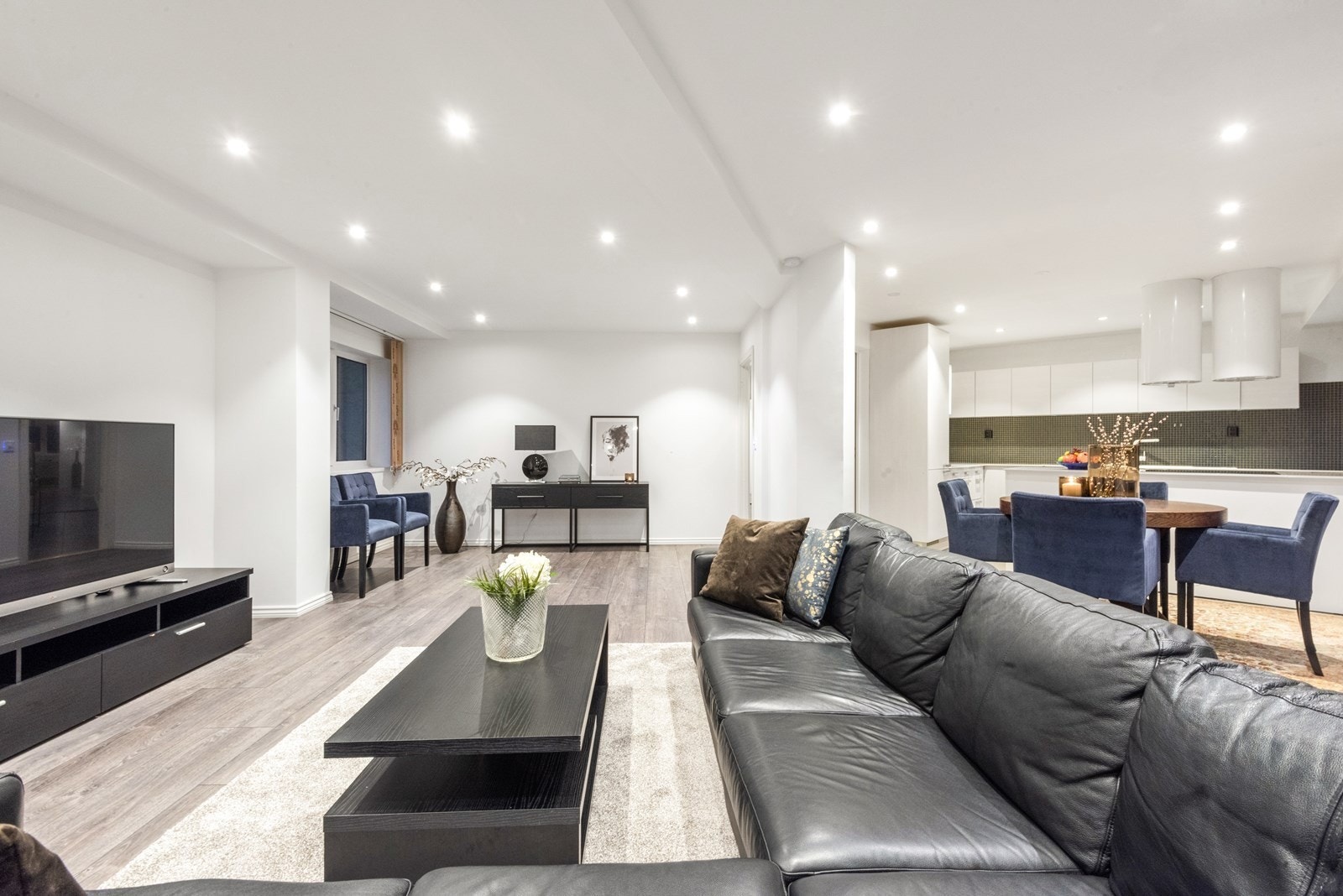 Simen Ørmen og Tarjei Innleggen har gleden av å presentere Dronningens Gate 30 Galleribilde