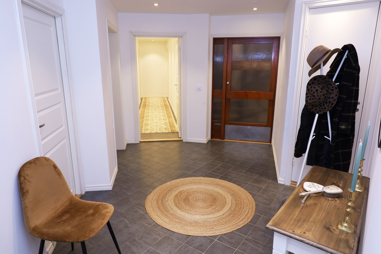 Leiligheten er innholdsrik og består av: Hall , 4 Soverom, Gang, Bad, Stue, Kjøkken, Bad 2, Kjøkken 2, Toalettrom, Stue 2, Bod, Kott Galleribilde