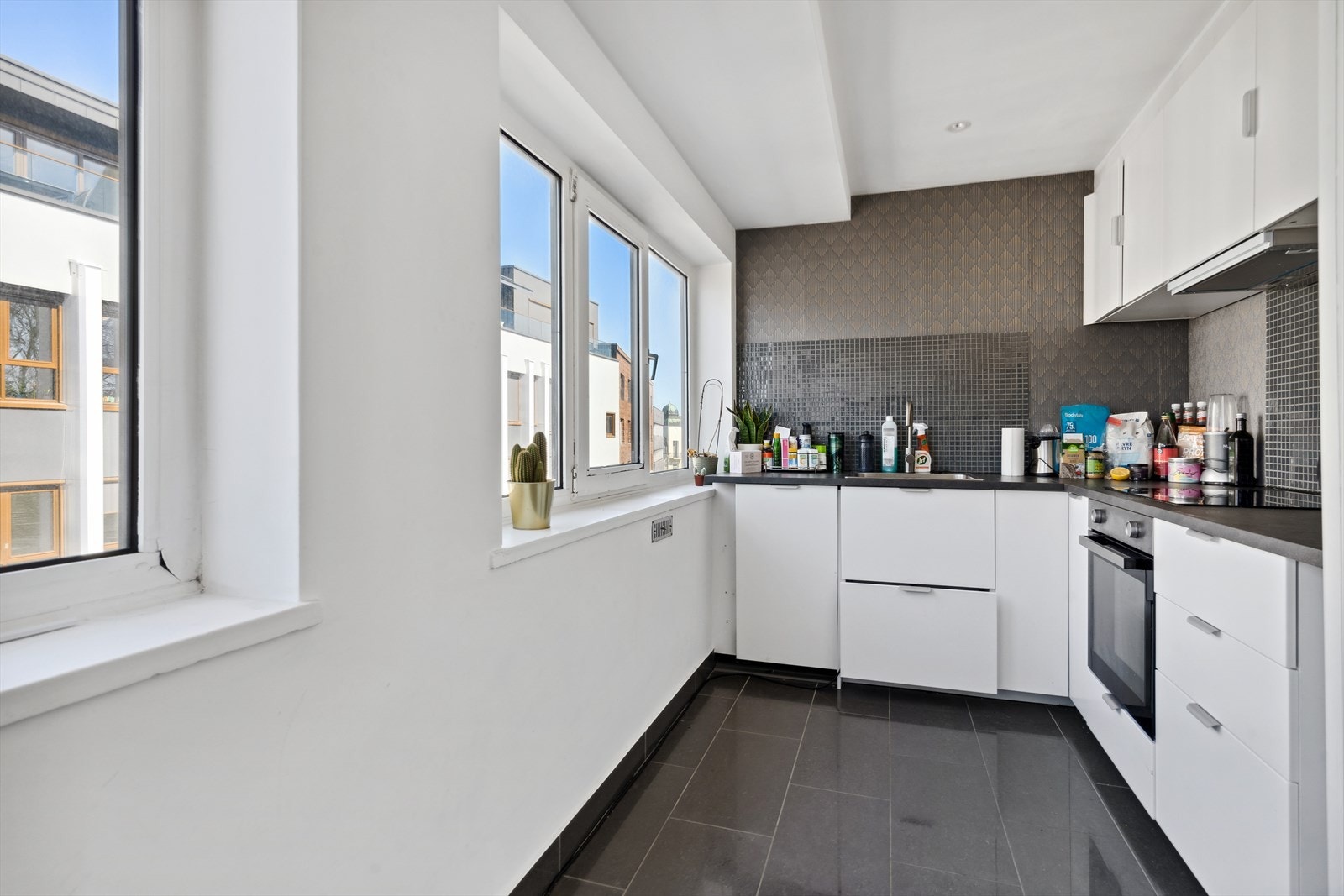 Det minste kjøkkenet har innredning fra Ikea med integrerte hvitevarer. Galleribilde