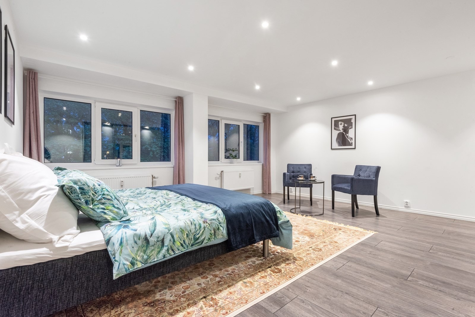 Hovedsoverommet har vinduer mot sør-øst, noe som gir muligheter for naturlig lysinnslipp Galleribilde