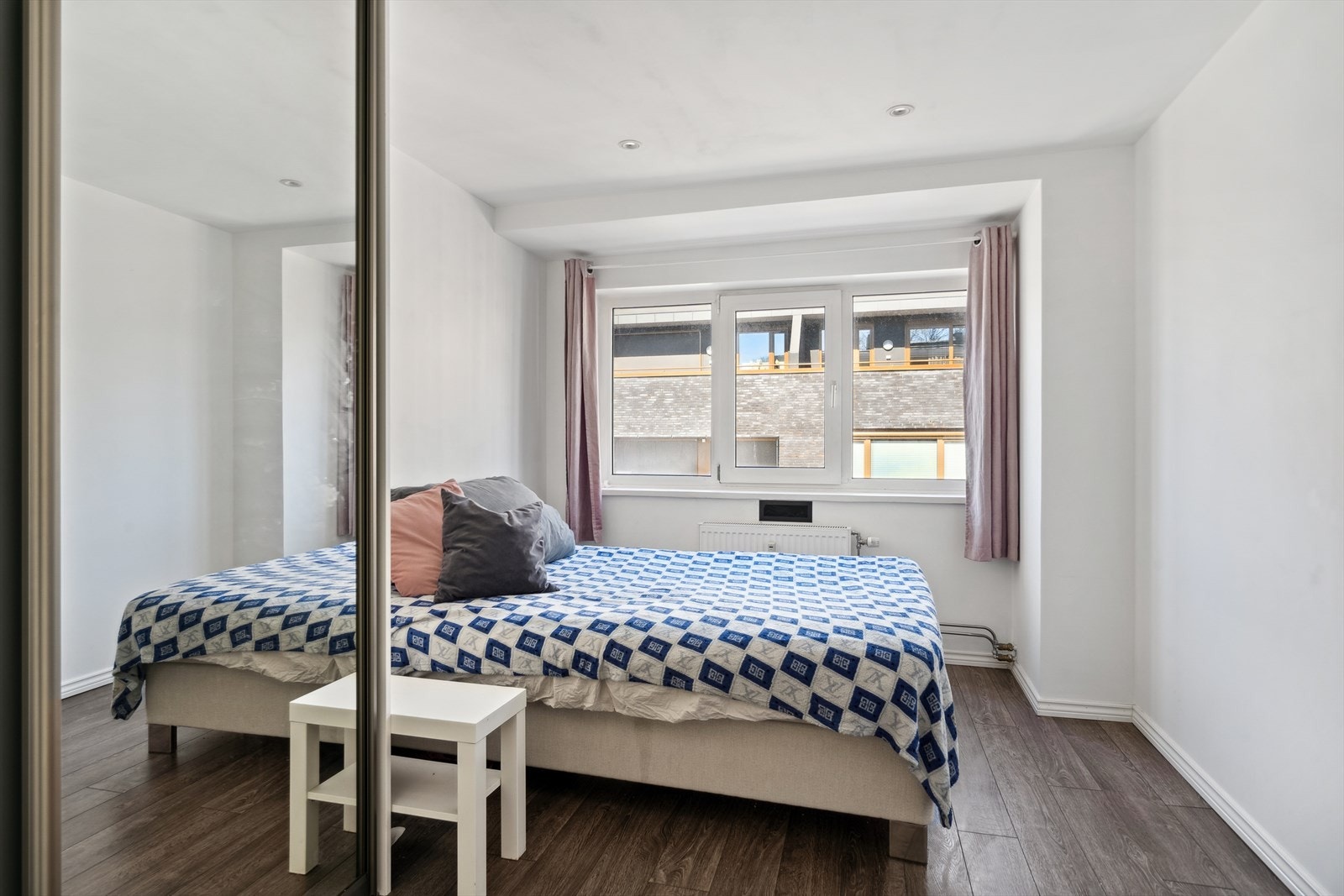 Soverom 4 med plass til dobbeltseng og garderobeskap. Galleribilde