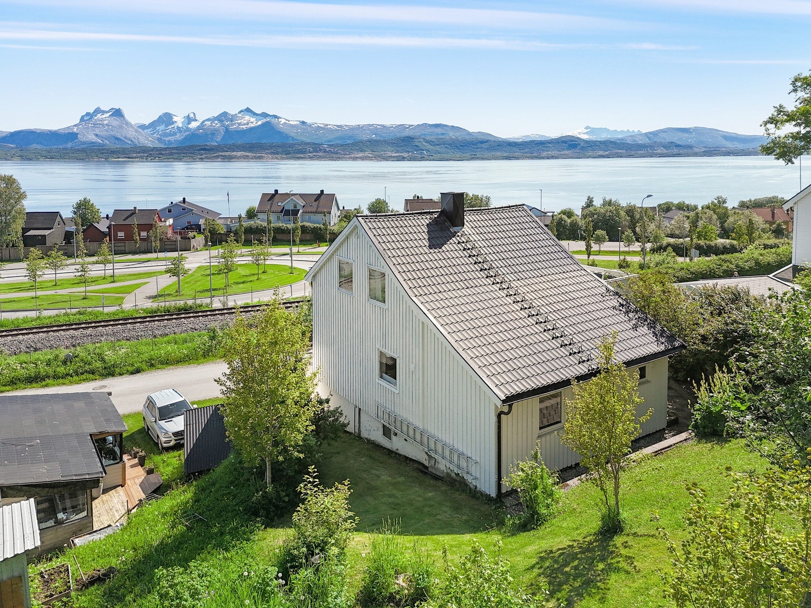 Dette er et boligområde som kombinerer funksjonelle hverdagsbehov med spektakulære omgivelser og fredelig atmosfære Galleribilde