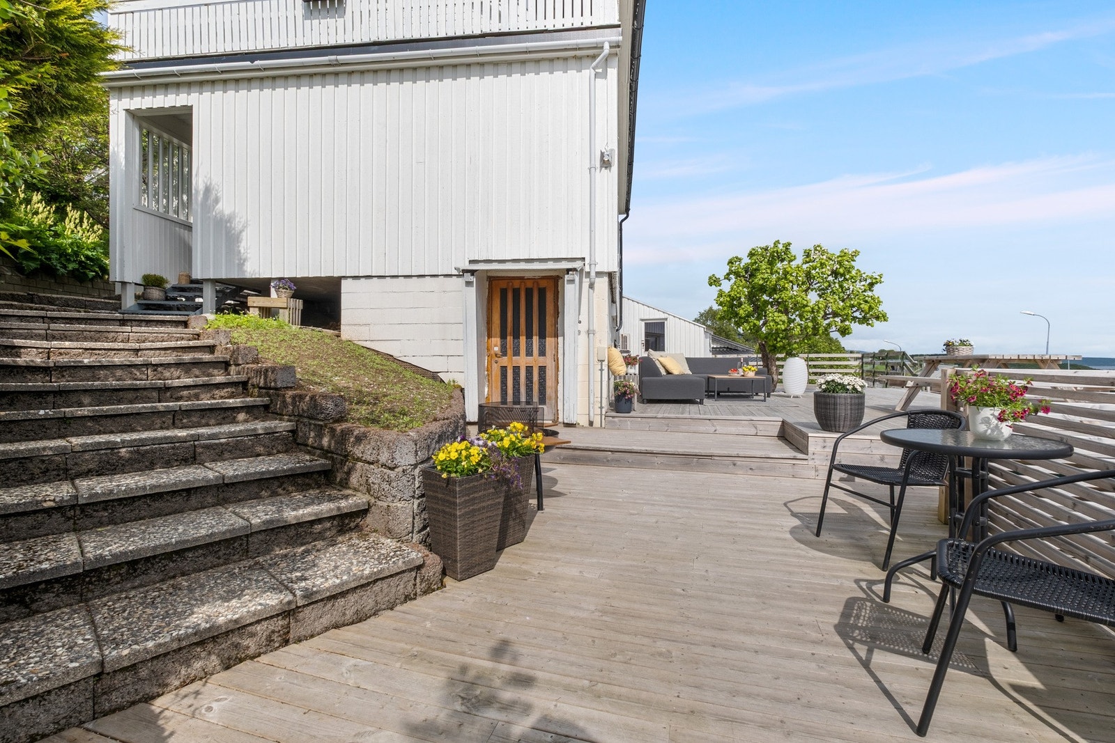 Herifra har vi hovedinngangen opp trappen Galleribilde