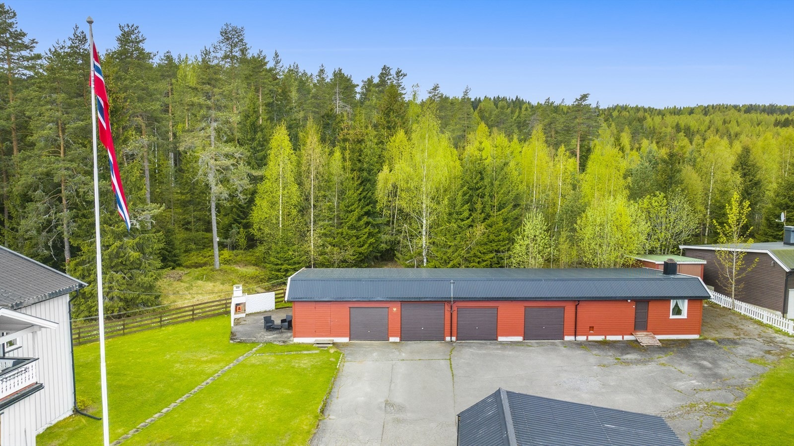 Garasjerekke med 4 porter og rikelig med bodplass Galleribilde