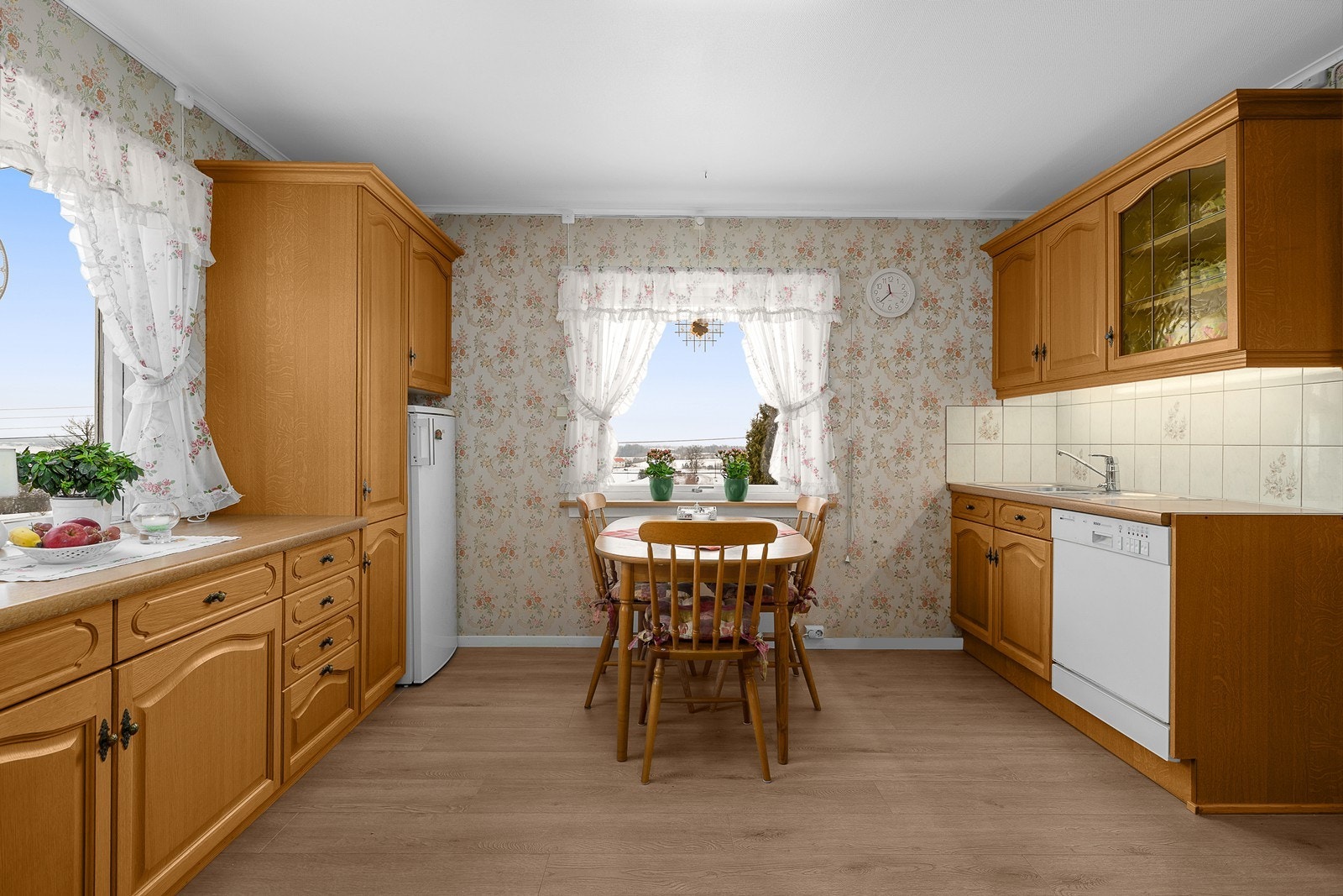 Separat kjøkken med god benkeplass Galleribilde