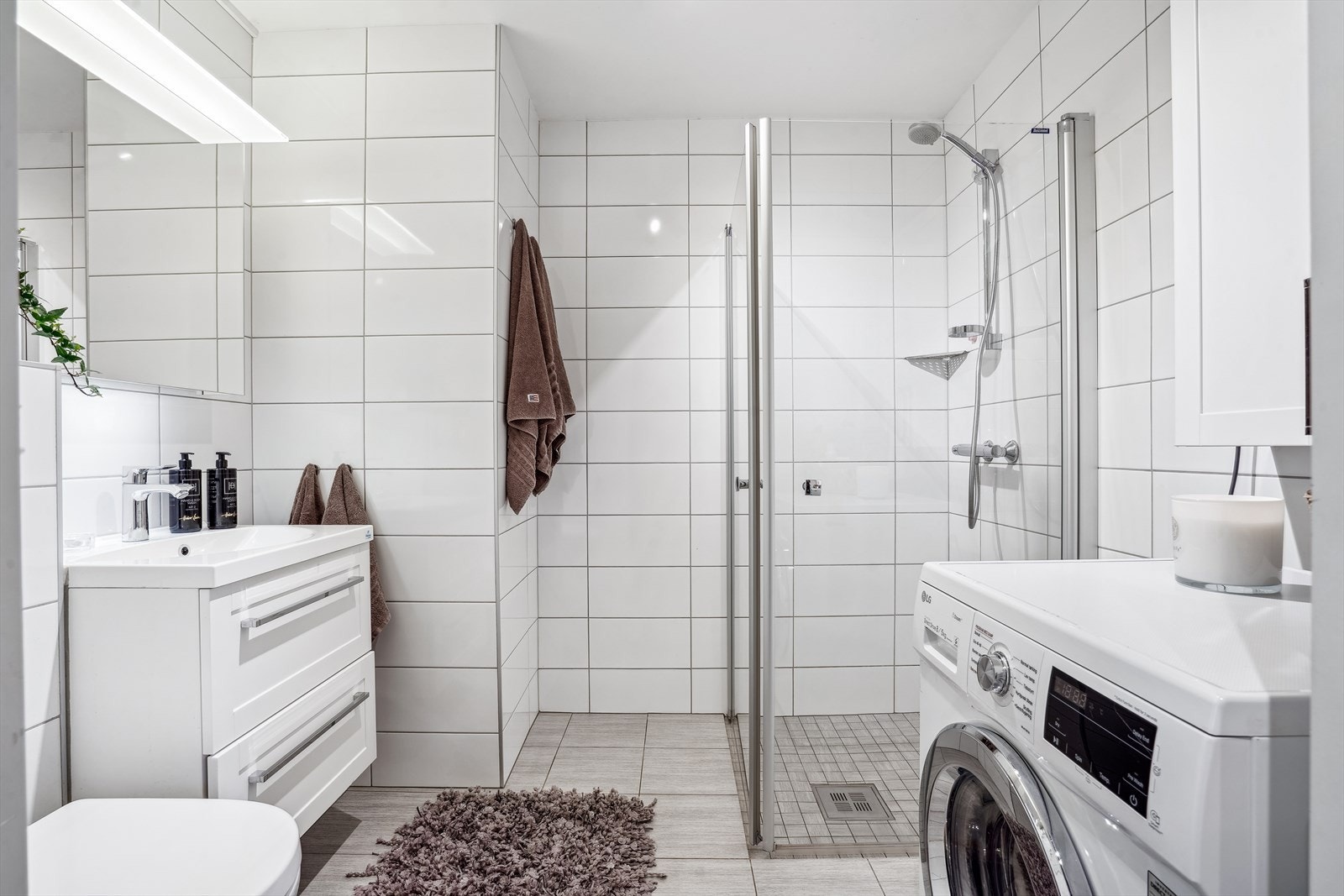 Flott flislagt bad fra 2015 med opplegg til vaskemaskin og vegghengt toalett. Galleribilde