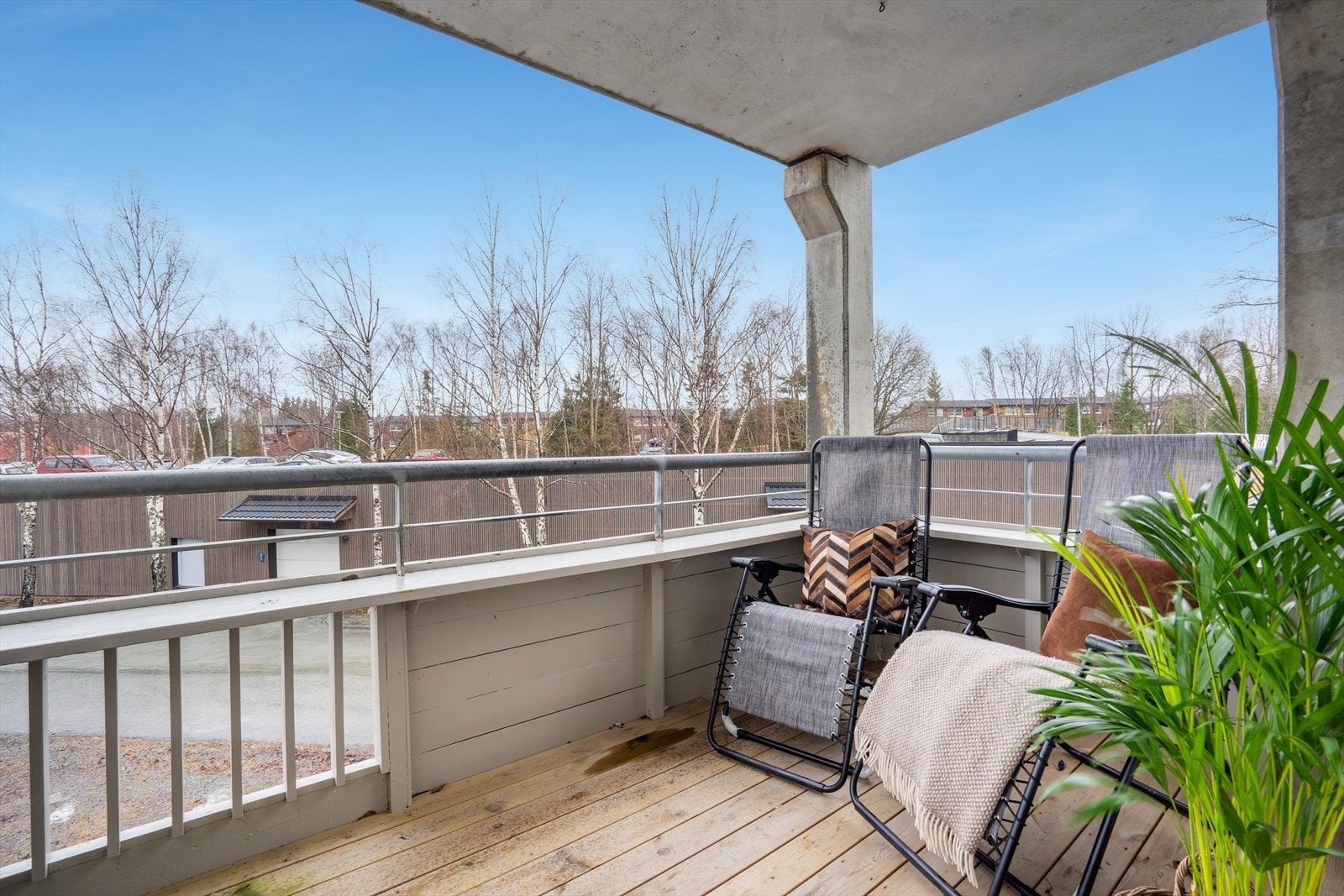 Romslig balkong med utsikt mot friområder. Galleribilde