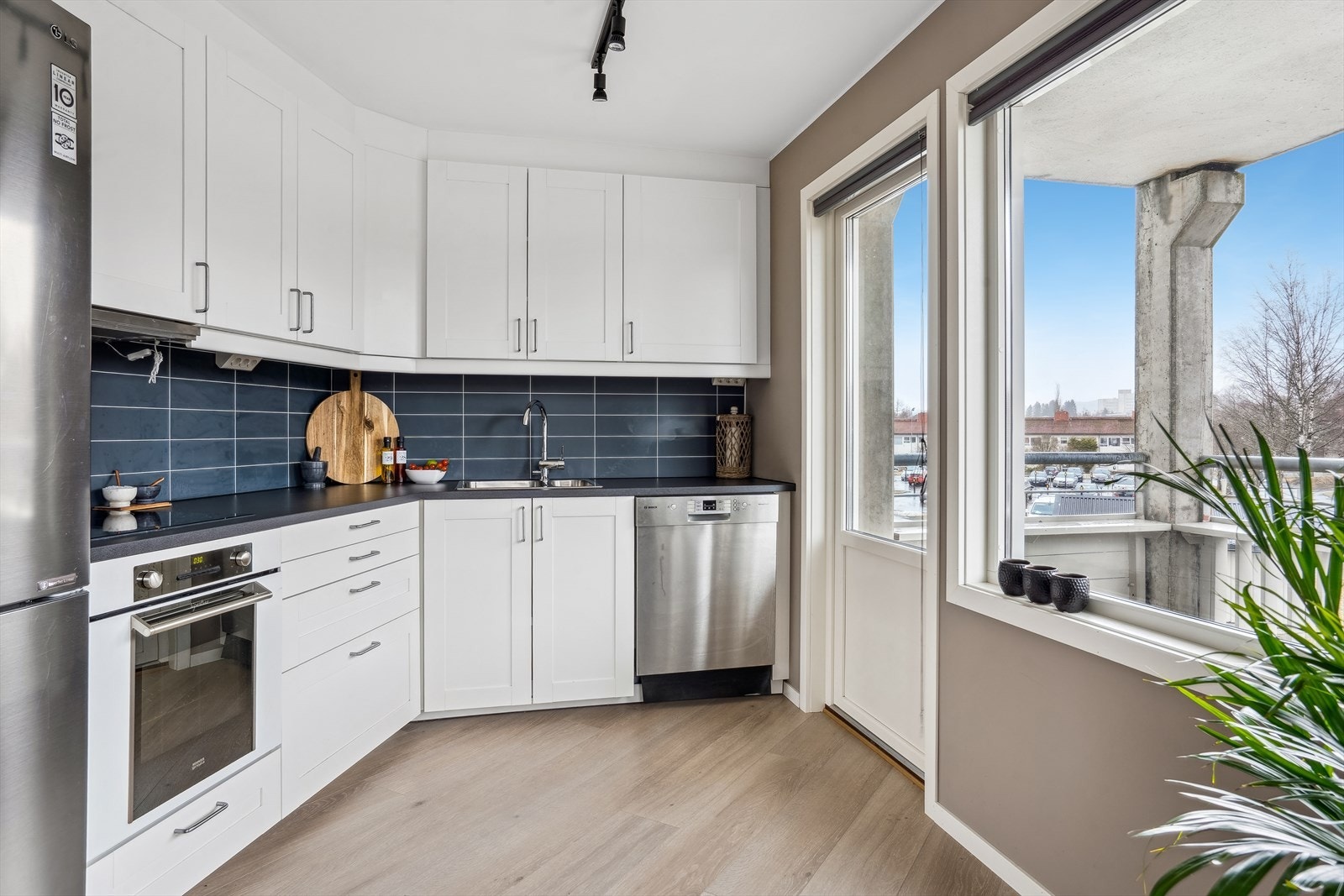 Flott og stilrent kjøkken med utgang til balkong. Galleribilde