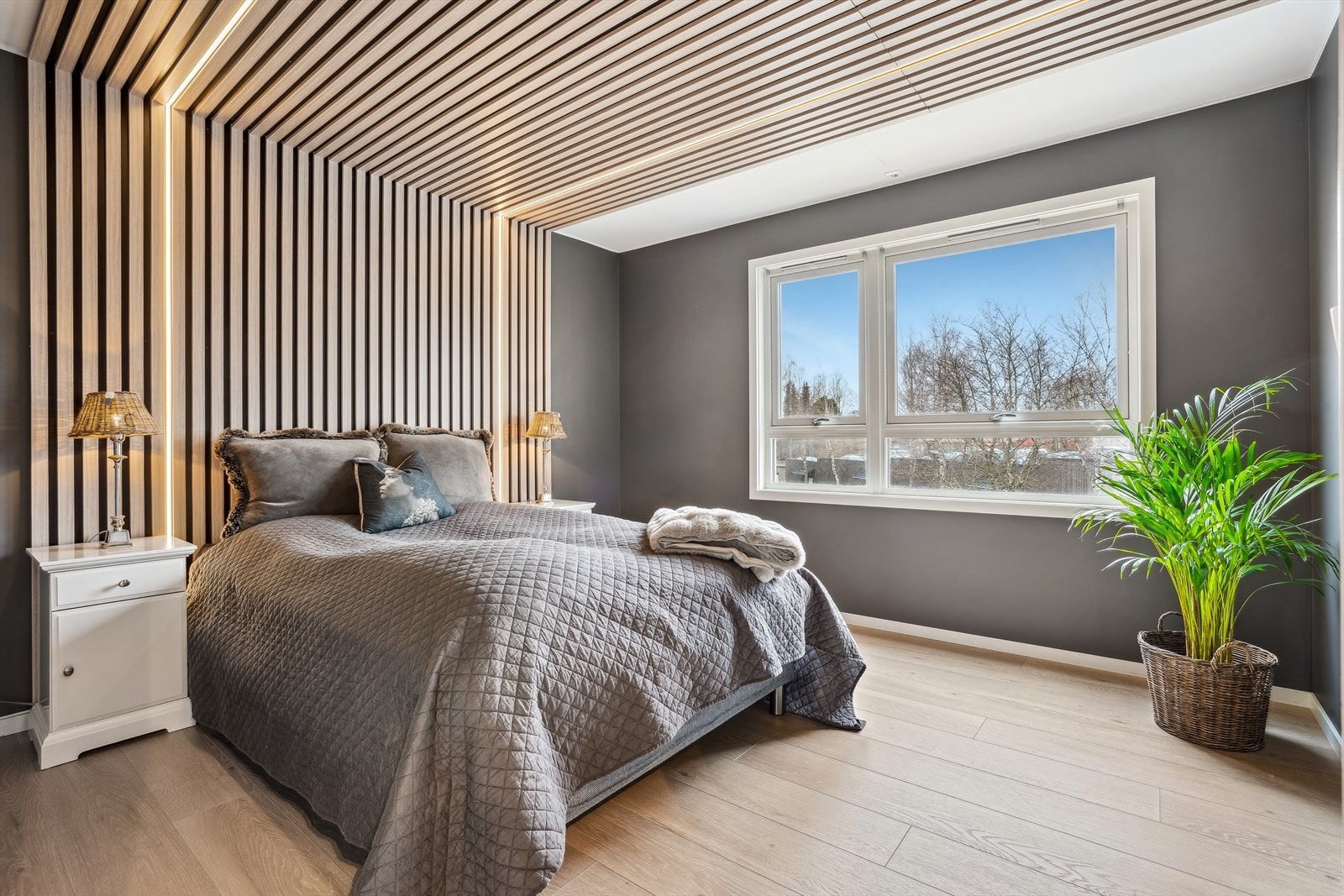 Lekkert soverom på 12,5 kvm med spiler på vegg og tak med integrerte ledstriper. Galleribilde