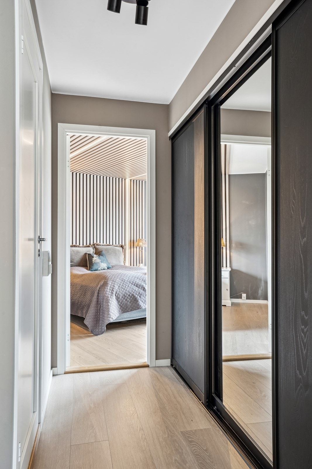 Gangen til soverommet har en smart spesialbygget integrert garderobeløsning og inngang til baderom. Galleribilde