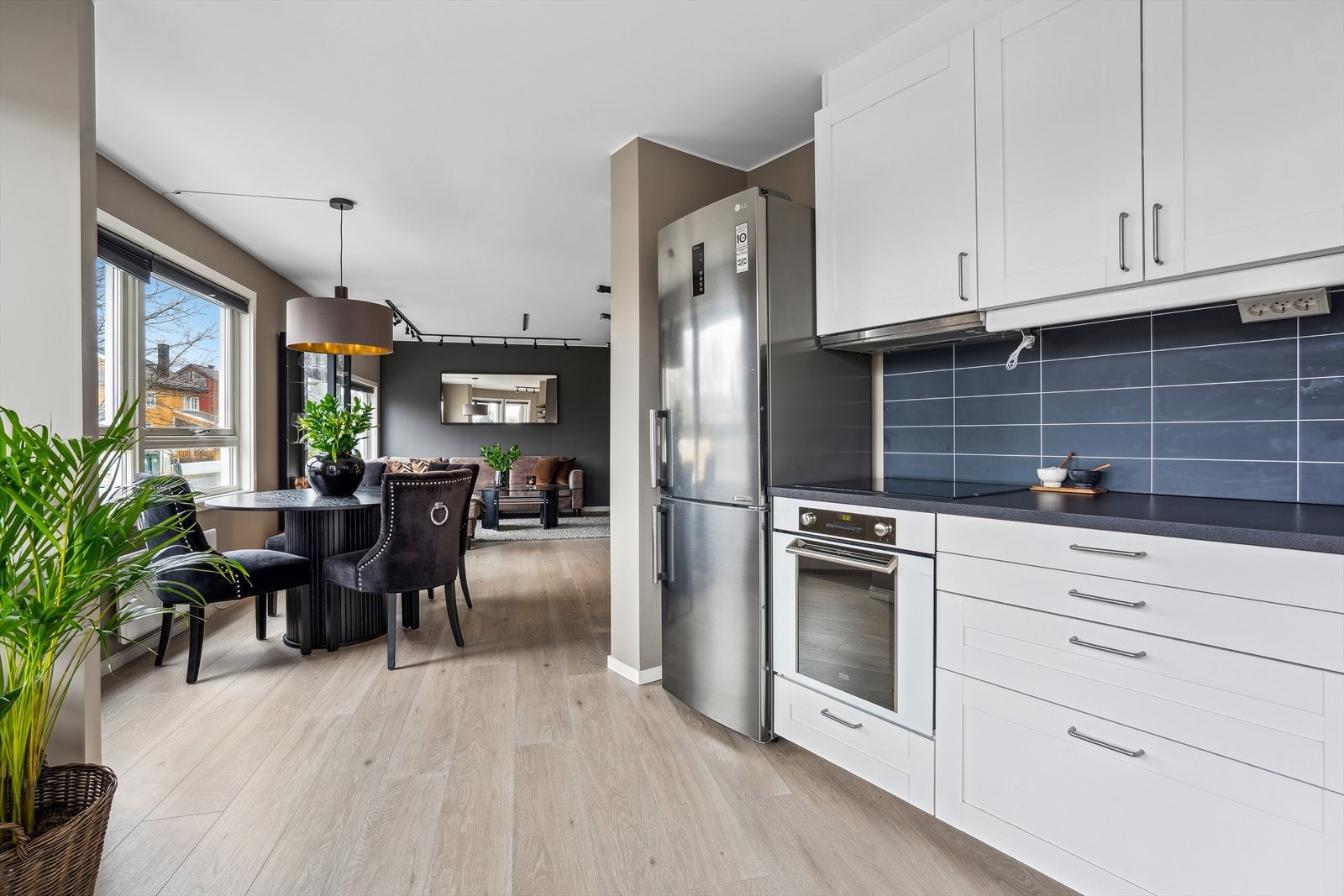 Leiligheten har en romslig planløsning med naturlig soner. Galleribilde