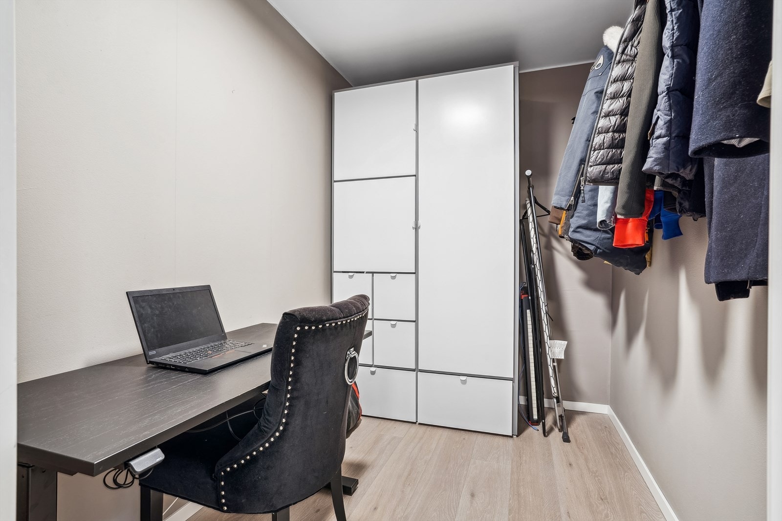 Romslig bod på 5 kvm, med god plass til oppbevaring og som i dag er benyttet som kontor. Galleribilde