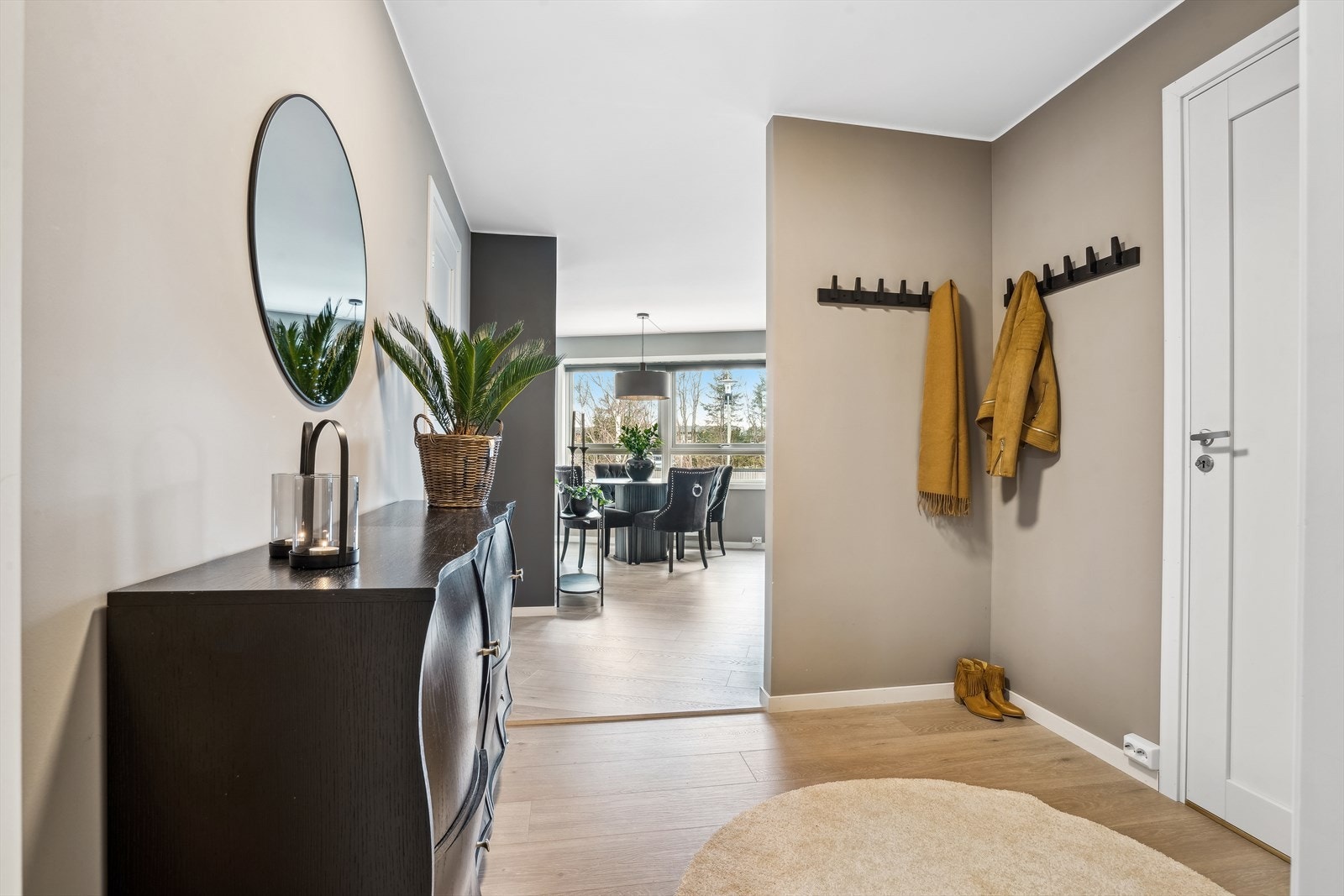 Innbydende entré med praktisk innvendig bod. Galleribilde