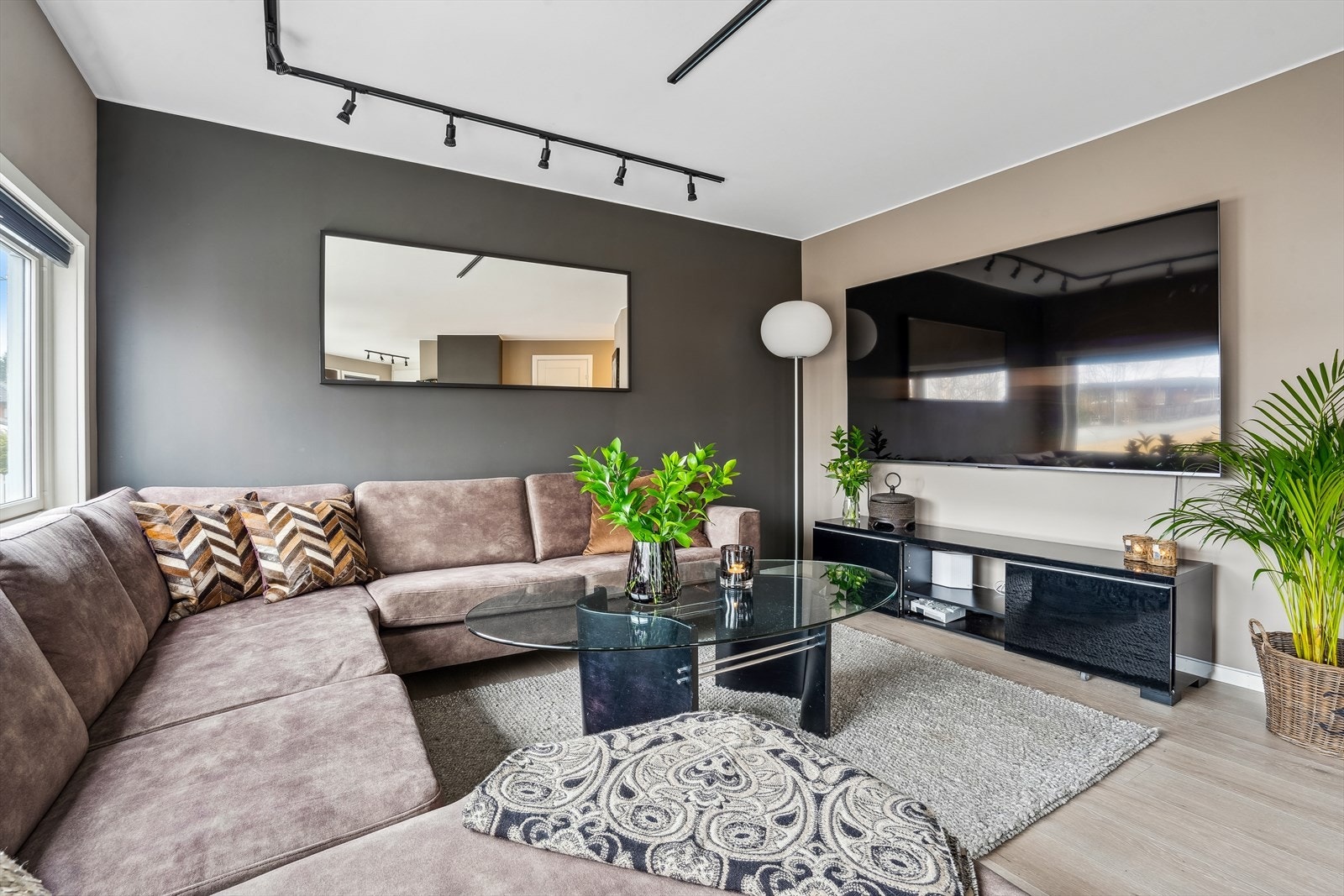 Stuen er på hele 24,5 kvm. Galleribilde