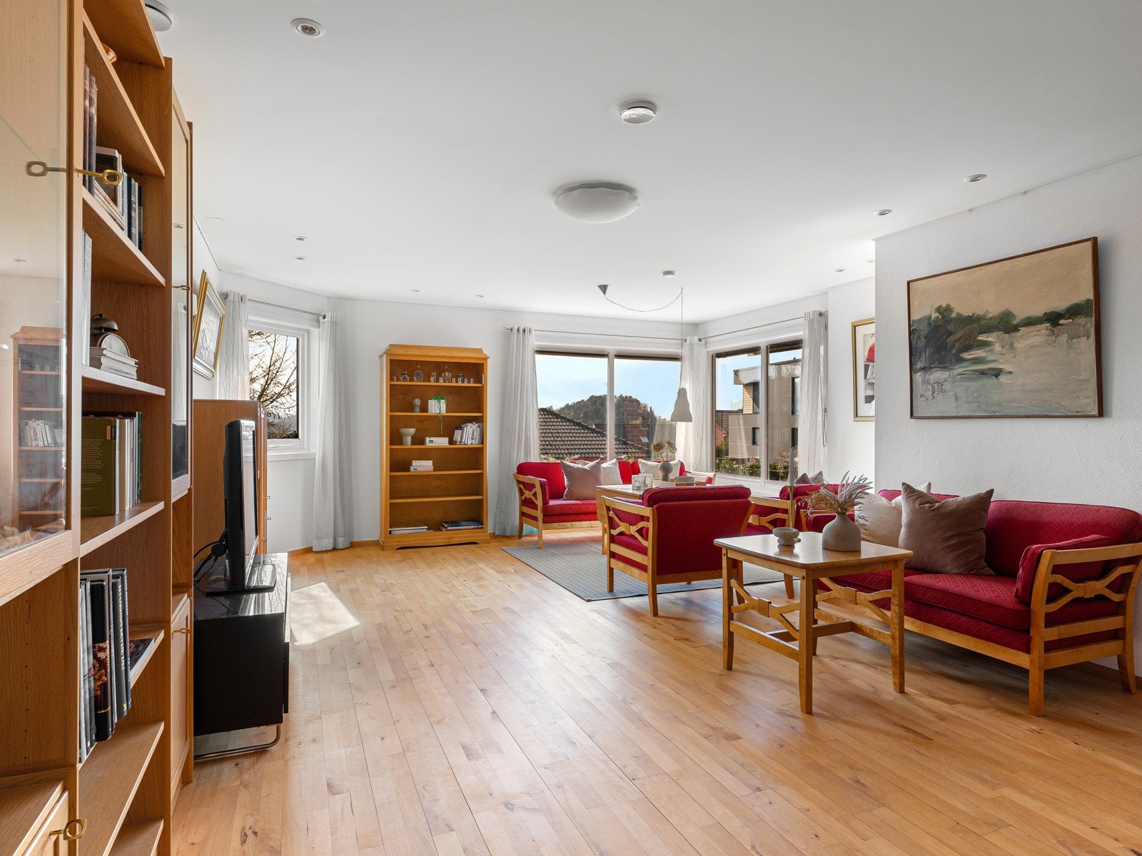 Store vindusflater slipper inn rikelig med naturlig lys og bidrar til et hyggelig innemiljø Galleribilde