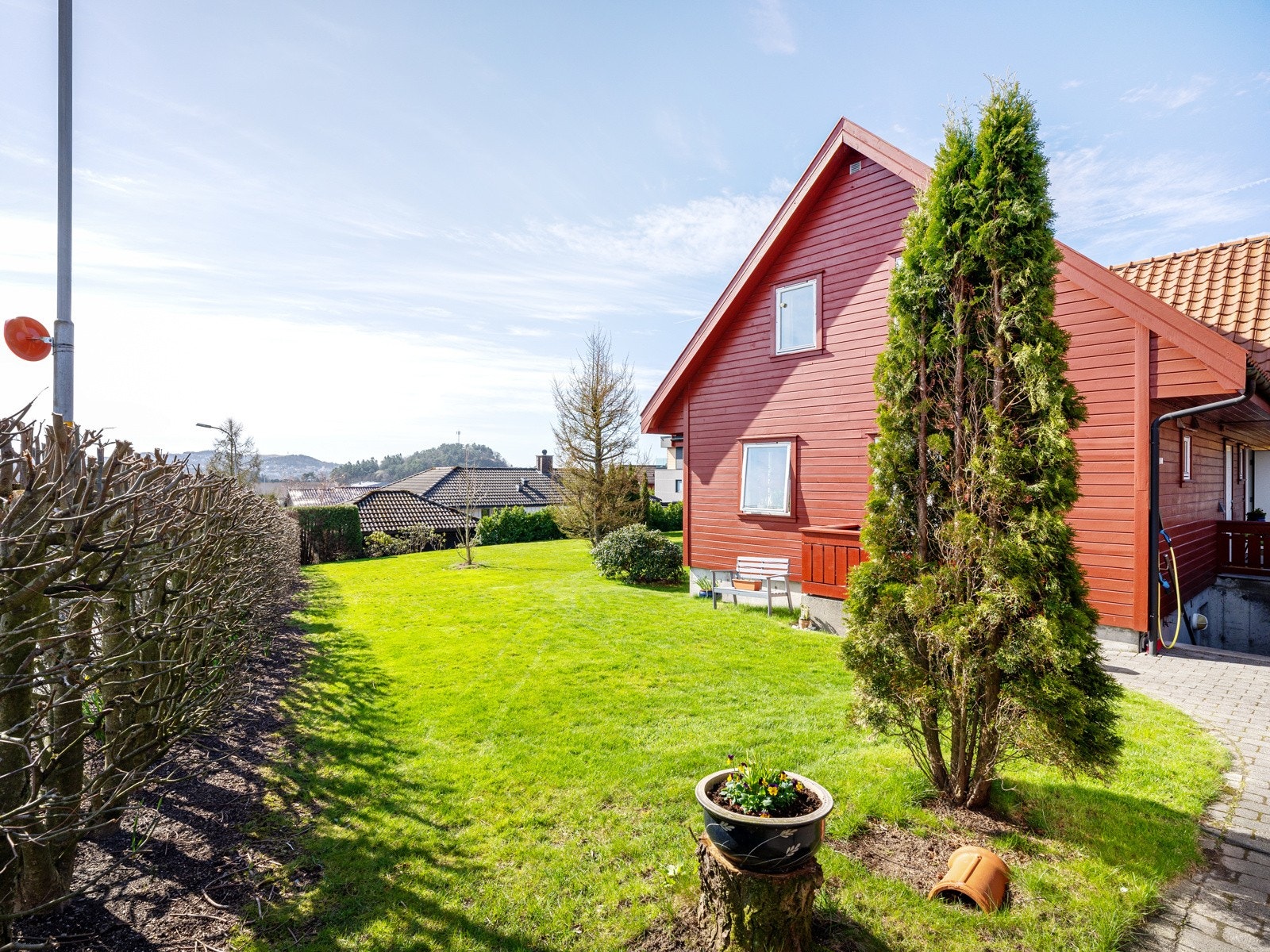 Uteområdet er nydelig opparbeidet med plen, frukttrær, busker, hekk og beplanting i en fin kombinasjon Galleribilde