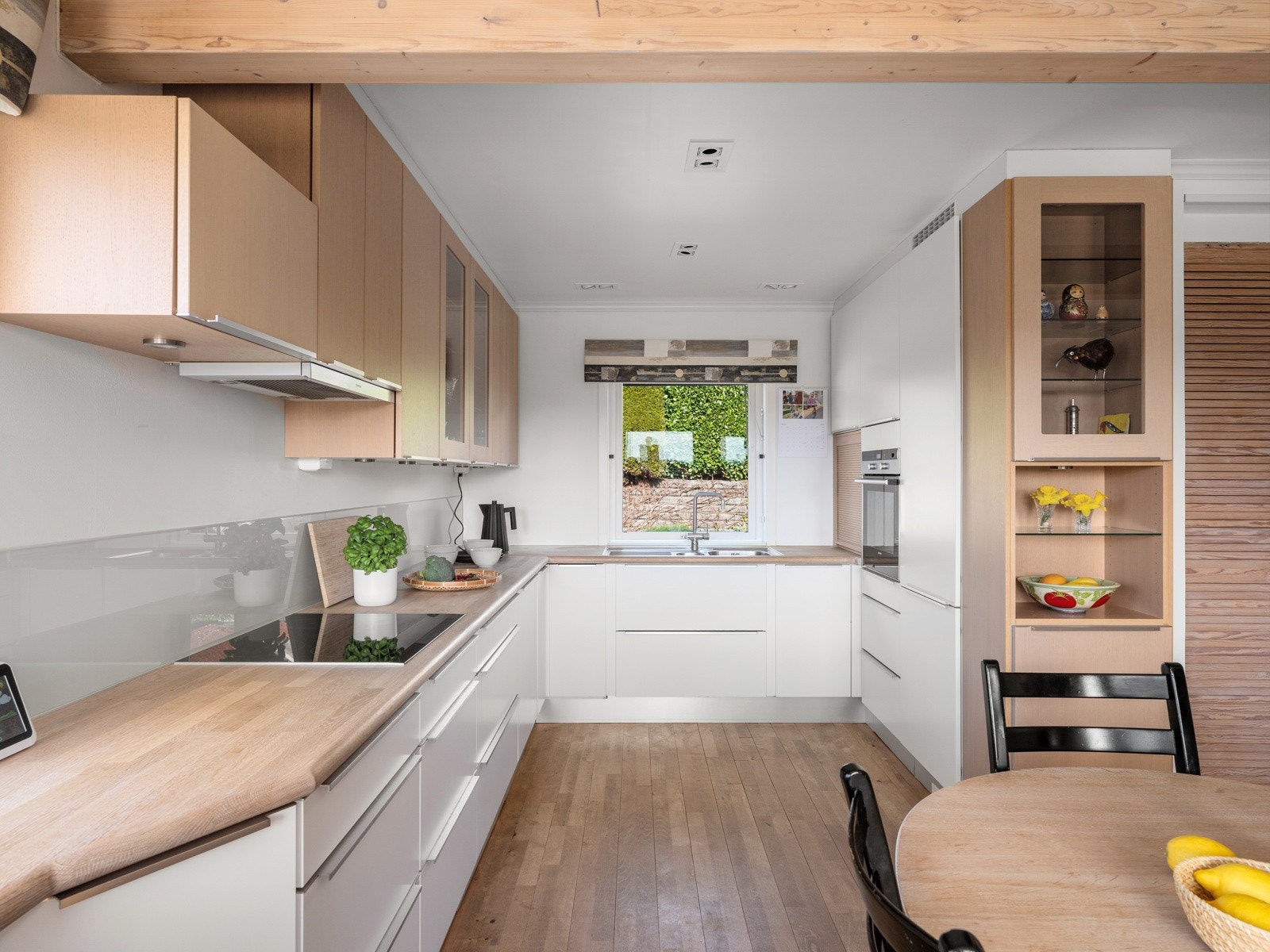 Kjøkkenet har rikelig med skap- og benkeplass Galleribilde