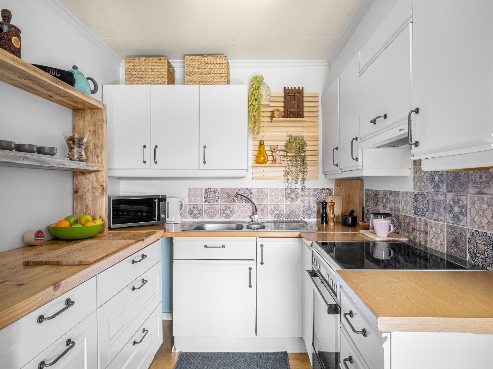 Innholdsrikt kjøkken med god skap- og benkeplass Galleribilde