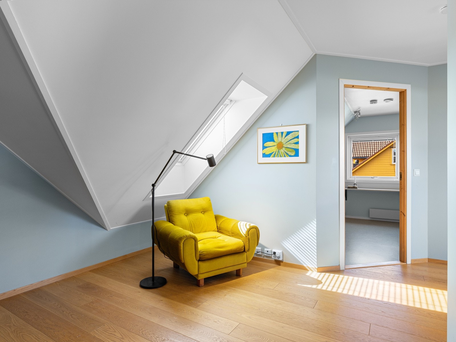 Praktisk loftstue - Perfekt rom for ungdommen eller de aller minste Galleribilde