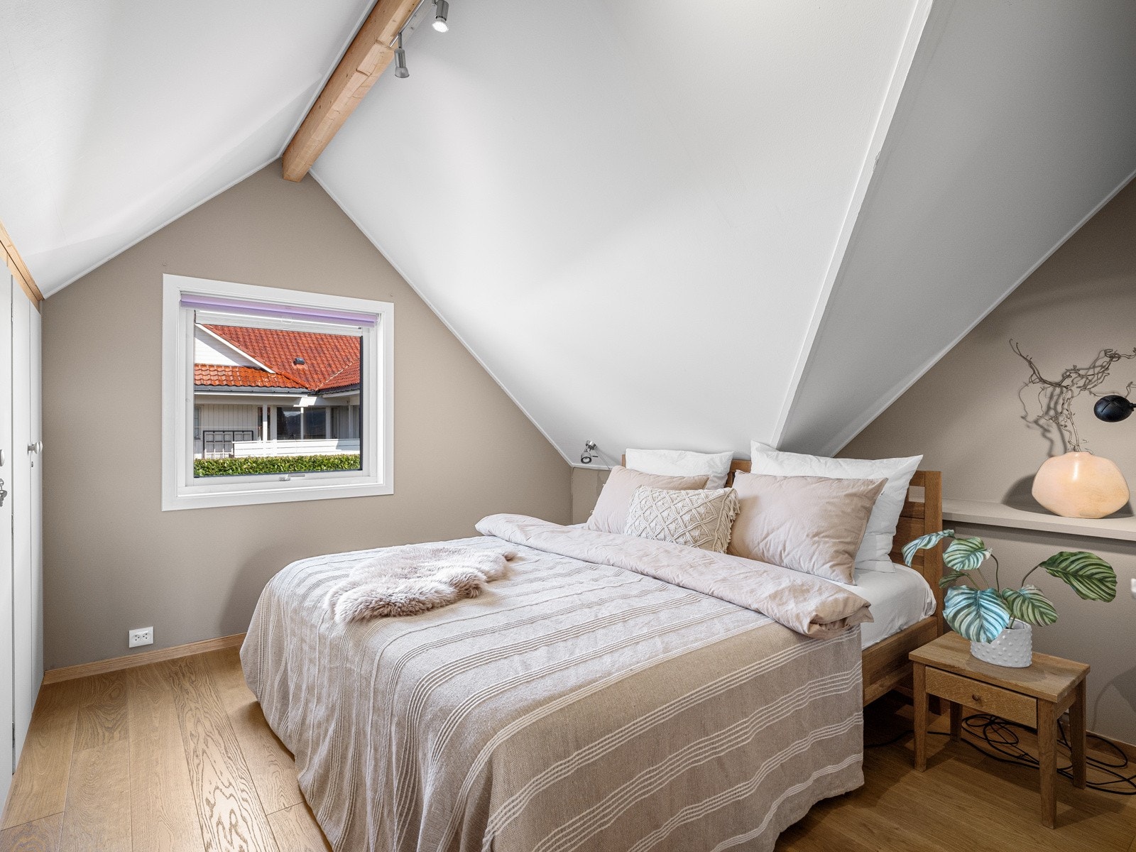 Soverom med walk-in garderobe Galleribilde