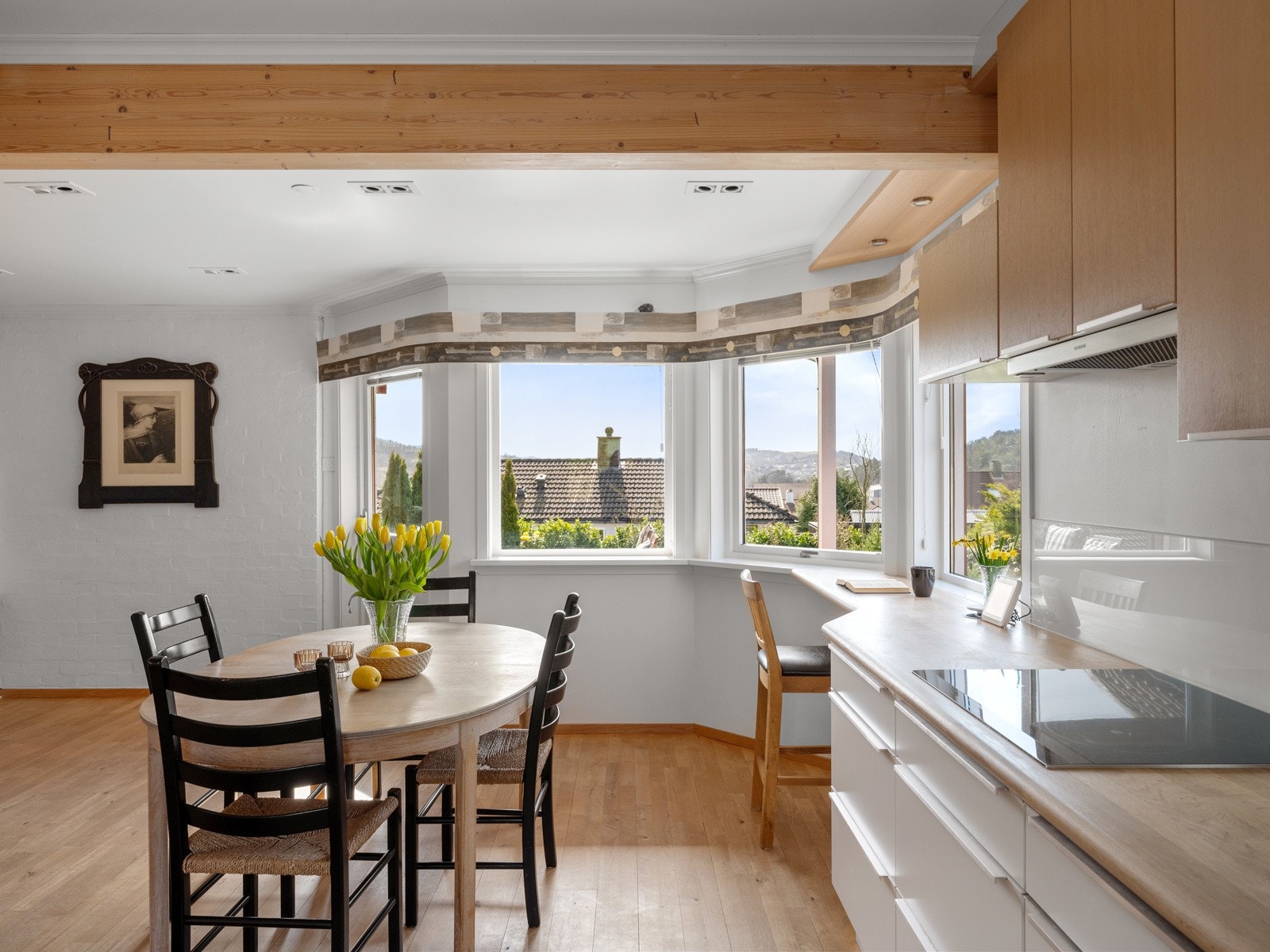 Romslig og pent kjøkken med plass til spisebord Galleribilde