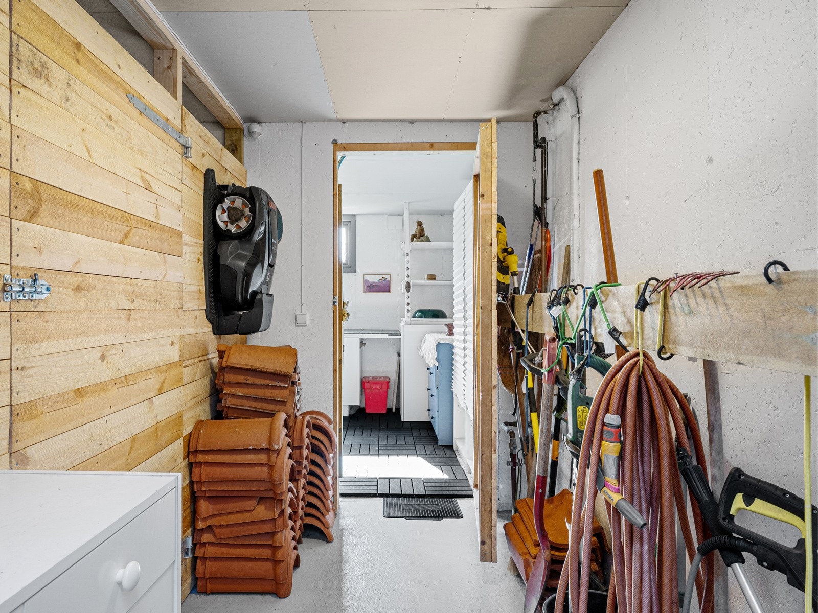 Underetasjen består av gang og to boder Galleribilde