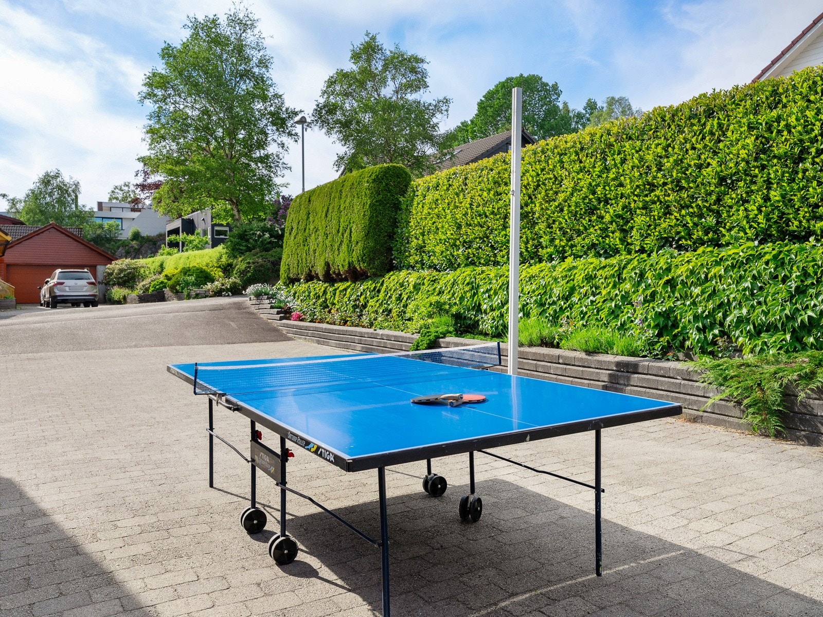 Med sin romslige størrelse gir gårdsrommet plass til mer enn bare parkering - her kan man også leke og være aktiv Galleribilde