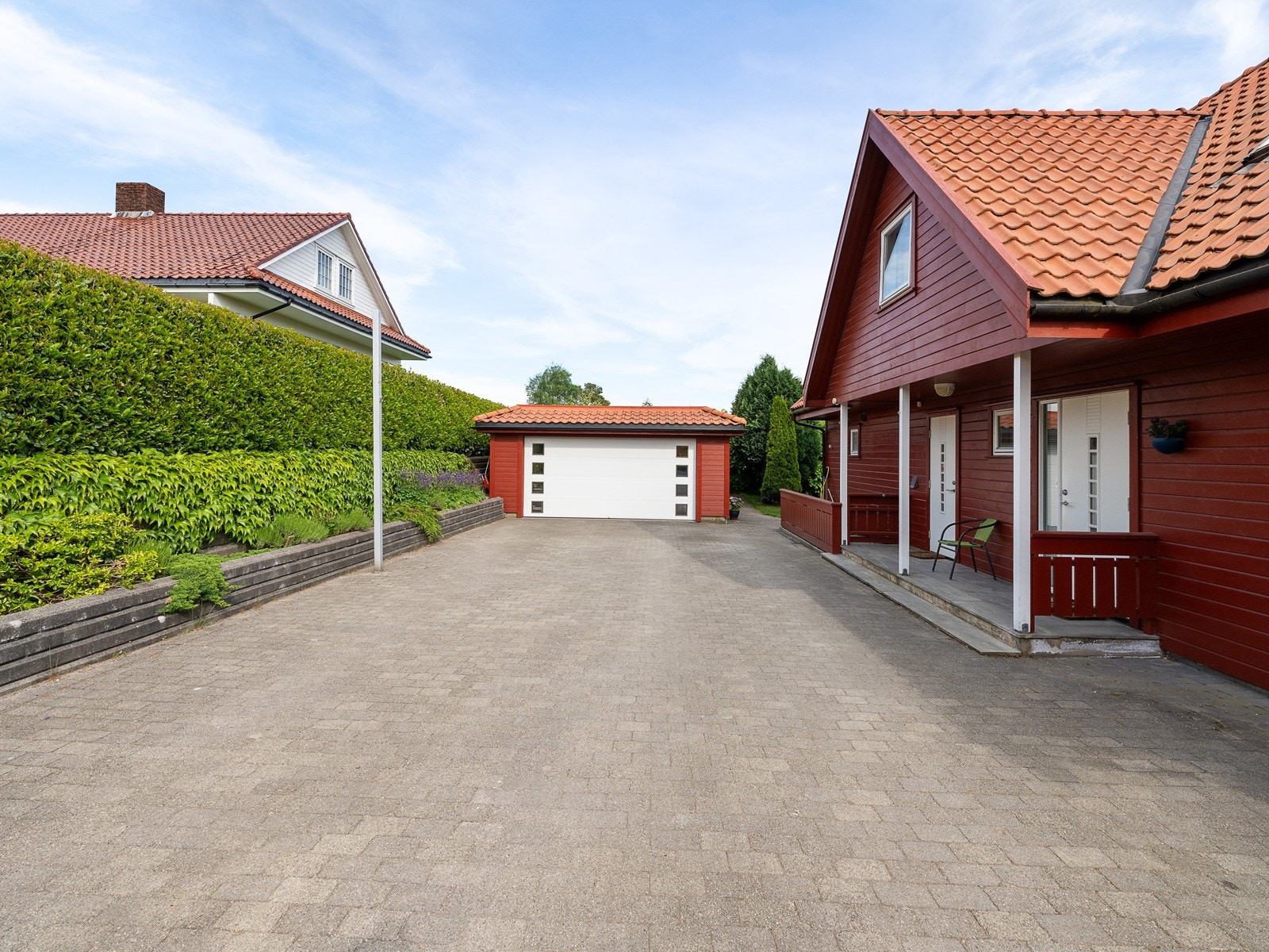Stort steinbelagt gårdsrom og dobbel garasje fra kvalitetsleverandøren Gapo Galleribilde