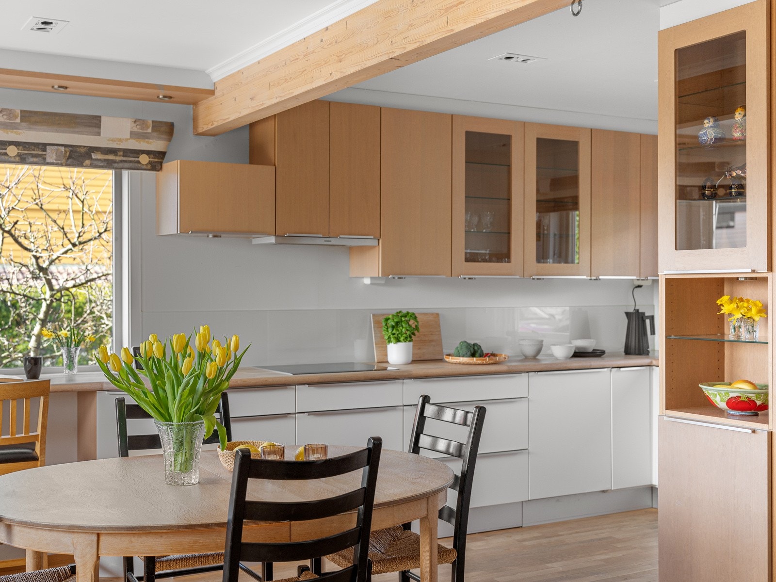 Pent kjøkken fra JKE Design med integrerte hvitevarer Galleribilde