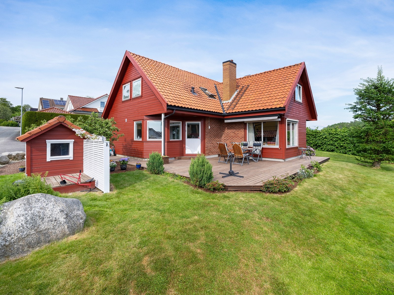 I hagen er det også en flott lekehytte for de aller minste Galleribilde