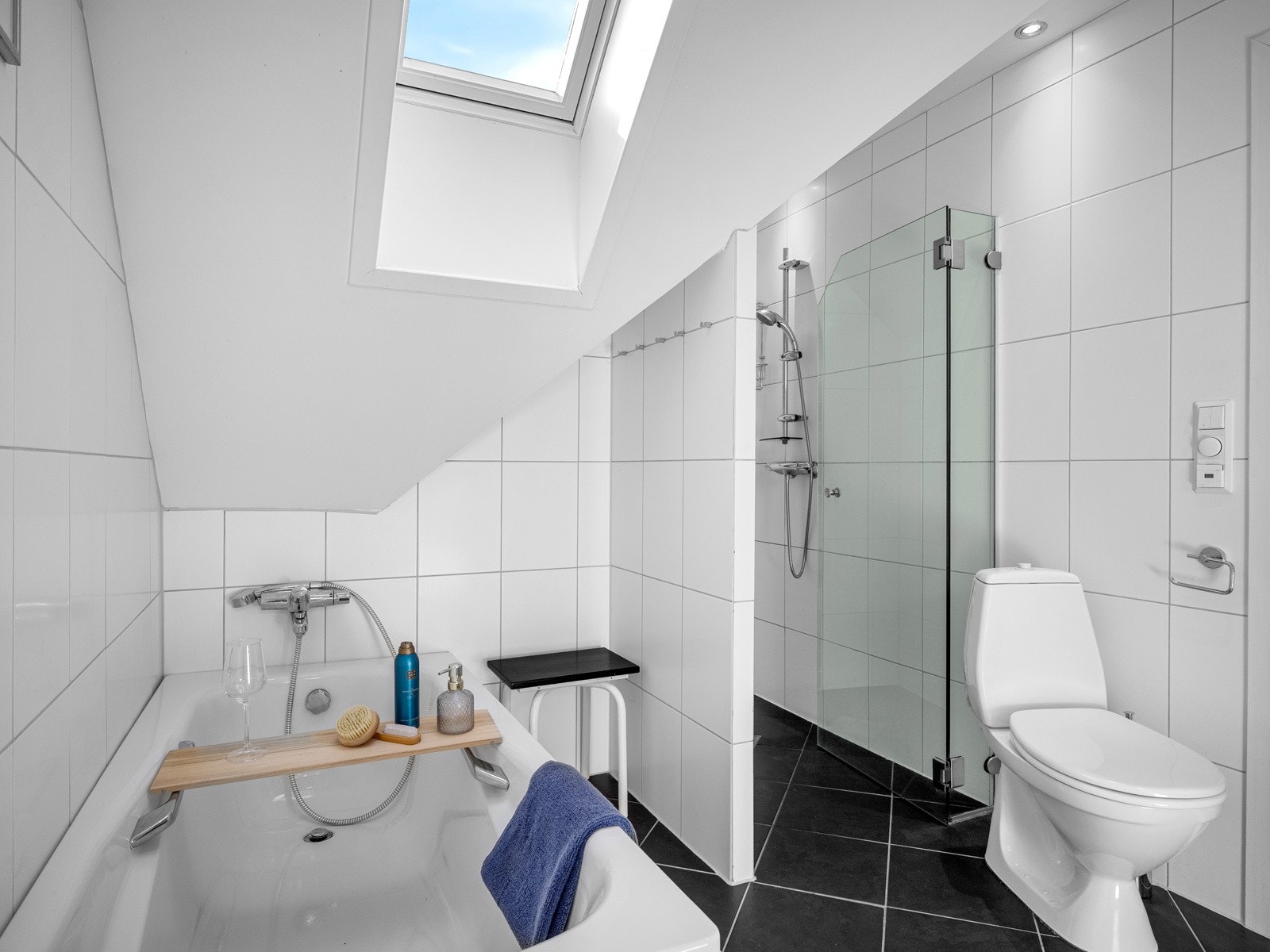 Badet har både badekar og stor dusjnisje med glassdør Galleribilde