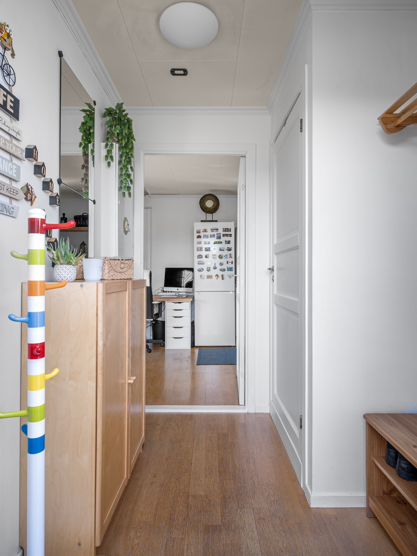 Leiligheten inneholder stue, kjøkken, bad, to soverom, bod/garderobe, samt egen strømmåler og el-billader Galleribilde