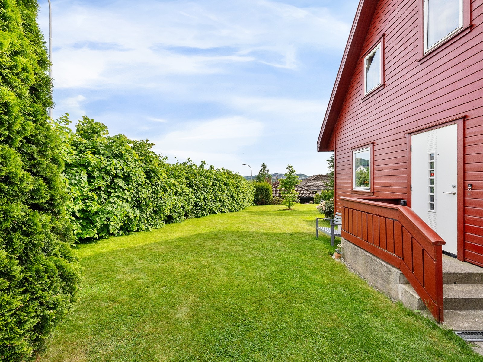 Leiligheten har egen inngangsdør på siden av boligen Galleribilde