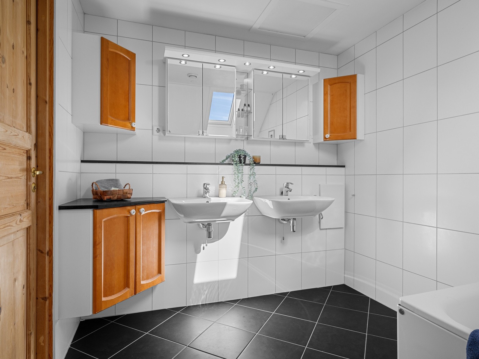 Fliselagt bad med varme i gulvet Galleribilde