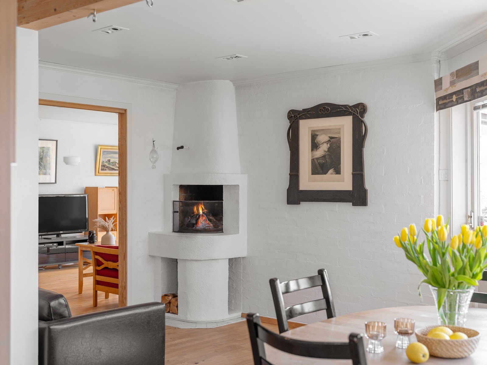 Peisen gir kjøkkenet en herlig atmosfære Galleribilde