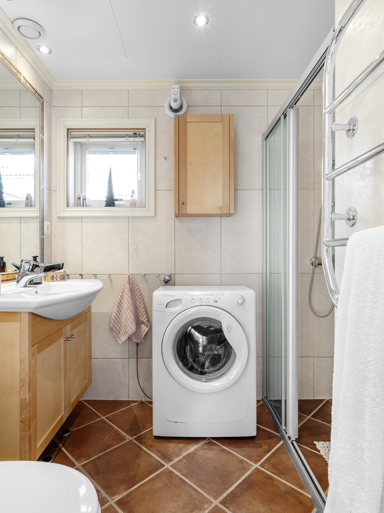 Fliselagt bad/vaskerom med varme i gulvet Galleribilde