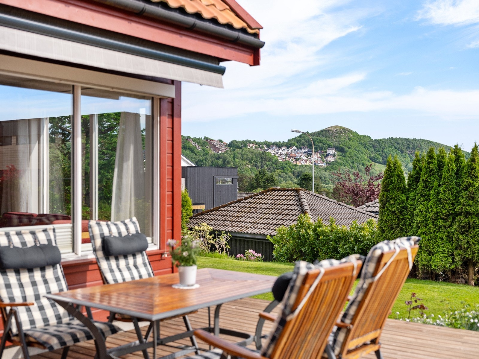 Lun, skjermet og solrik terrasse som ble bygget i 2021 Galleribilde